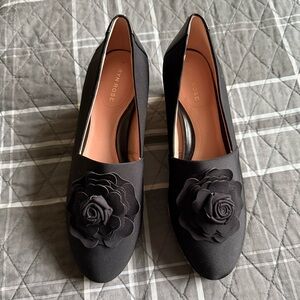 Taryn Rose Ynez Black Floral Scuba Wedges EUC 9B